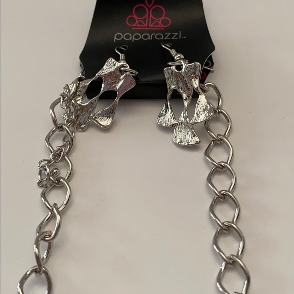 Paparazzi Womens Necklace Silver colored Rhinestone Bling Statement Fashion - Picture 7 of 7